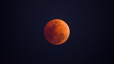 A qué hora es el punto máximo del eclipse lunar de esta noche 