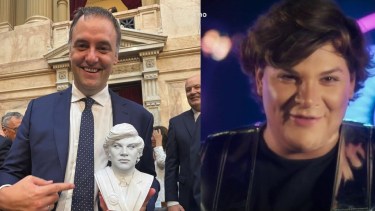 Manuel Adorni posó con la estatua de Javier Milei y se volvió viral por parecerse más a un Ex Gran Hermano 