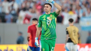 Dibu Martínez ya está en Argentina para los duelos de Eliminatorias: por qué llegó primero