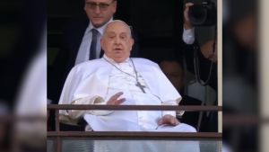 Video | El papa Francisco de alta: salió al balcón a saludar antes de regresar al Vaticano, ¿cómo sigue su recuperación?