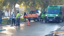 Imagen de Dos jóvenes heridos por un fuerte choque en el centro de Cipolletti: un auto terminó en la bicisenda