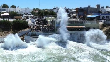 Video | Con mareas extraordinarias y olas gigantes, se despide marzo en Las Grutas: ¿se puede ir a la playa?