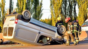 Mordió la banquina y sufrió un impactante vuelco en la Ruta 22: el conductor fue trasladado a Regina