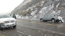 Imagen de Video | Complicados por la nieve y las rocas: viajaban a Caviahue y los alcanzó un derrumbe en una ruta de Neuquén