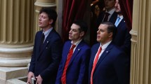 Imagen de Santiago Caputo y su enigmático pin de Solari Parravicini en la apertura de sesiones de Javier Milei