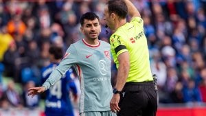 Ángel Correa sufrió una dura sanción por insultar a un árbitro: cuántas fechas estará sin jugar