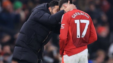 Alejandro Garnacho recibe una indicación del DT de Manchester, luego fue reemplazado por Amorim. 