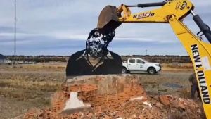 Video | Un monumento a Osvaldo Bayer fue destruido por Vialidad Nacional en Santa Cruz