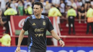 La duda de Scaloni para enfrentar a Brasil: por quién entre De Paul