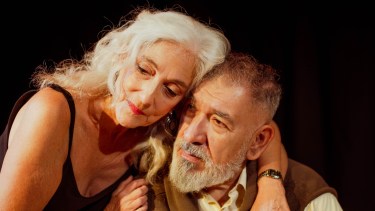 Silvia Ayzenzzteyn y Marcelo Bruniallti protagonizan “Debilidad”.