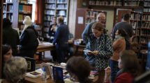 Imagen de La Biblioteca Sarmiento de Bariloche celebra sus 97 años con una feria del libro de autores locales