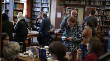 La Biblioteca Sarmiento de Bariloche celebra sus 97 años con una feria del libro de autores locales