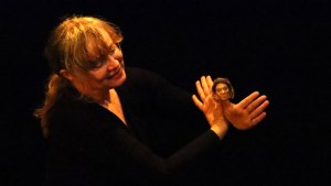 Títeres sin hilos y desde la piel: el arte corporal de Inés Pasic llega a Cipolletti