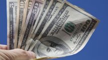 Imagen de Dólar blue en Neuquén: opera a más de $1.300 este viernes 28 de marzo de 2025