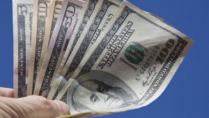 Dólar blue en Neuquén: opera a más de $1.300 este viernes 28 de marzo de 2025