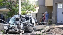 Imagen de En 9 fotos | Un camión chocó una fila de autos estacionados en Neuquén: el conductor fue hospitalizado