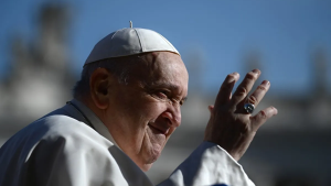El papa Francisco «pasó una noche tranquila» y su salud muestra signos de mejoría