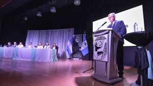 El intendente de Plaza Huincul, Claudio Larraza anunció un plan de 116 casas y dijo que tiene las cuentas saneadas