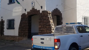 Policías heridos en Villa Regina: durante una intervención fueron atacados por vecinos y familiares de un hombre