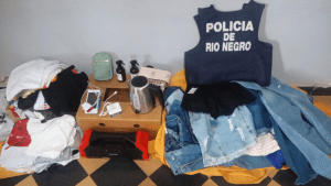 Entró a robar a un local de ropa en Valcheta y terminó detenido tras un allanamiento en su casa