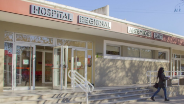 Chocó en su moto cuando escapaba de la policía y terminó en terapia intensiva en Viedma: «Está grave»