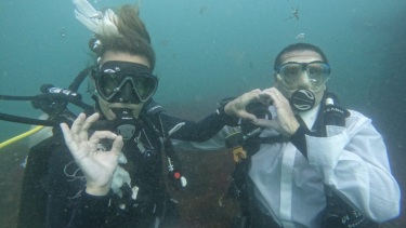 Fernanda y José se casaron bajo el mar en Las Grutas. Foto gentileza. 