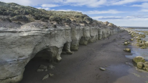 Feriado largo en Las Grutas: un paraíso de acantilados y pozones para descubrir en Semana Santa