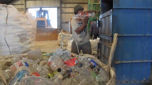 Convierten toneladas de basura en objetos reutilizables: el rol de los recicladores de Roca 