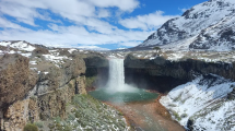 Imagen de Video | La maravillosa postal de la nieve en el Salto del Agrio: anticipan que volverá a caer el fin de semana en Caviahue
