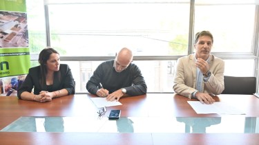 Echarren y Ciancaglini participaron de la firma de los convenios. Foto: Marcelo Ochoa.