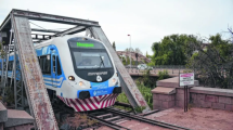 Imagen de Volvió el Tren del Valle entre Neuquén y Cipolletti: otra vez chocaron el puente de la Ruta 151