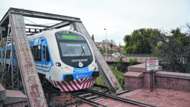 Volvió el Tren del Valle entre Neuquén y Cipolletti: otra vez chocaron el puente de la Ruta 151