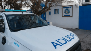 Intentó asfixiar a su pareja y los vecinos escucharon los gritos de auxilio en Roca: quedó detenido