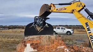 De Baby Etchecopar a Juan Grabois: repudian la destrucción del monumento a Osvaldo Bayer en Santa Cruz