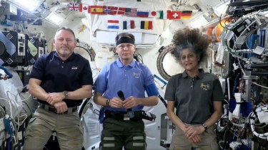 Butch Wilmore (izq.) y Suni Williams (der.), podrán pisar de nuevo la Tierra a finales de este mes.