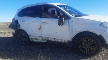Volvía de Buenos Aires, se encandiló con el sol y volcó su camioneta en la Ruta 250 en Río Negro