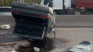 Intentó sobrepasar a un camión pero perdió el control y volcó sobre Ruta 22, en Cipolletti
