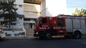 Incendio y evacuación en un colegio del centro de Neuquén: suspendieron las actividades
