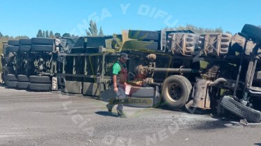 Volcó un camión del Ejército en el cruce de las Rutas 23 y 60 en Neuquén: iba cargado con mulas