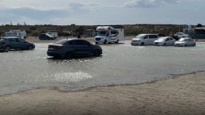 Las mareas extraordinarias inundaron un estacionamiento en Las Grutas: qué pasó con los autos