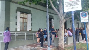 Por las clases: familias protestan en Casa de Gobierno de Neuquén por el CPEM 40