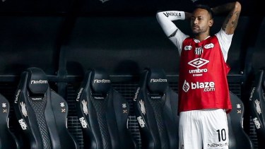 Polémica en Brasil: Neymar no jugó en Santos por una molestia pero fue al Carnaval en Río de Janeiro