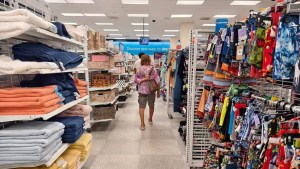Para bajar los precios: el Gobierno redujo impuestos a la importación de ropa, calzado y telas