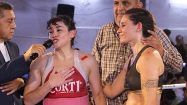 La Tigresa Acuña se despidió con un triunfo en Plottier ante Natalia Alderete.