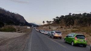 Largas filas en los pasos de Neuquén a Chile: los colectivos demoran hasta 2 horas en pasar, cómo está el tránsito en Pino Hachado