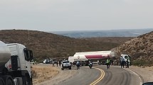 Imagen de Traspaso de combustible: el operativo para liberar la Ruta 237, tras el choque fatal