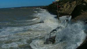 En fotos: autos bajo agua, el saldo de las mareas extraordinarias en temporadas anteriories en Las Grutas