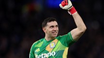 Imagen de El increíble récord que alcanzó el Dibu Martínez en el triunfo de Aston Villa por la FA Cup