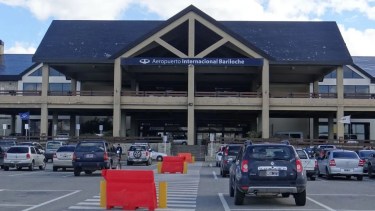 En el aeropuerto de Bariloche detuvieron a siete mujeres y un varón la noche del viernes. (foto de archivo)