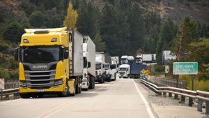 Ruta 237: llega el combustible a Bariloche, pero más lento por el choque cerca de Piedra del Águila